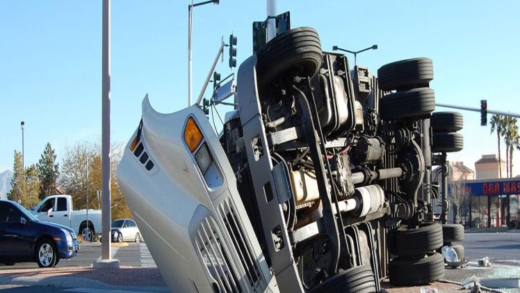 Houston Truck Crashes: How Lawyers Investigate Trucking Company Safety Violations